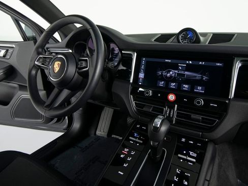 Certified 2025 Porsche Macan image 29