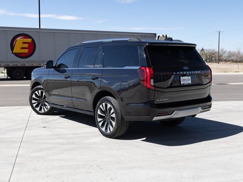 Used 2025 Ford Expedition Platinum w/ Driver's Package AWD/4WD image 4