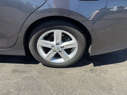 Used 2014 Toyota Camry SE w/ Moonroof Package FWD image 5