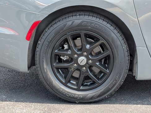 Used 2023 Chrysler Pacifica Touring-L FWD image 10