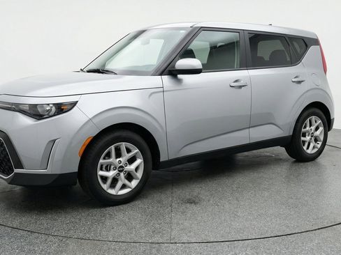 Used 2025 Kia Soul LX w/ LX Technology Package FWD image 3