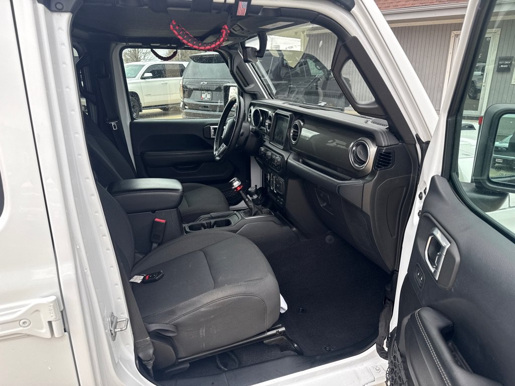 Used 2019 Jeep Wrangler Unlimited Sahara w/ Dual Top Group AWD/4WD image 16