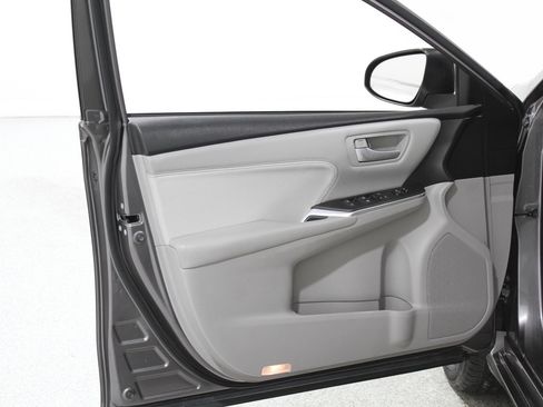 Used 2017 Toyota Camry XLE image 4