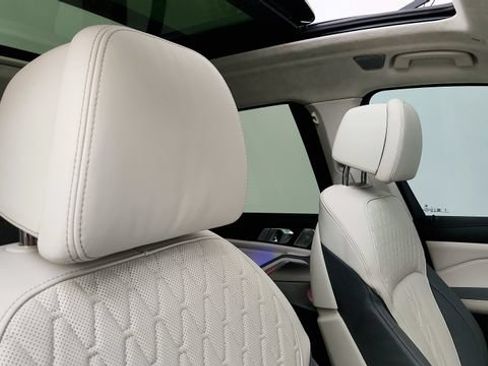 Used 2025 BMW X7 M60i AWD/4WD image 36