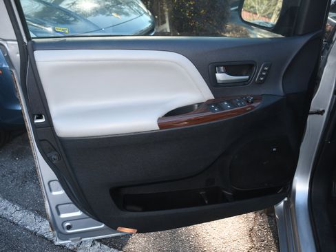 Used 2015 Toyota Sienna Limited image 10