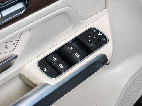 Used 2023 Mercedes-Benz GLB 250 w/ Premium Package image 44