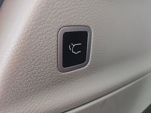 Used 2024 Chrysler Pacifica Touring-L image 91