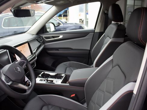 New 2026 Volkswagen Atlas Peak Edition image 11