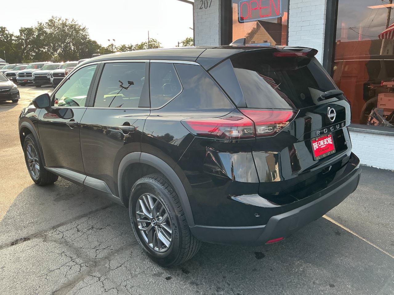 Used 2024 Nissan Rogue S AWD/4WD image 5