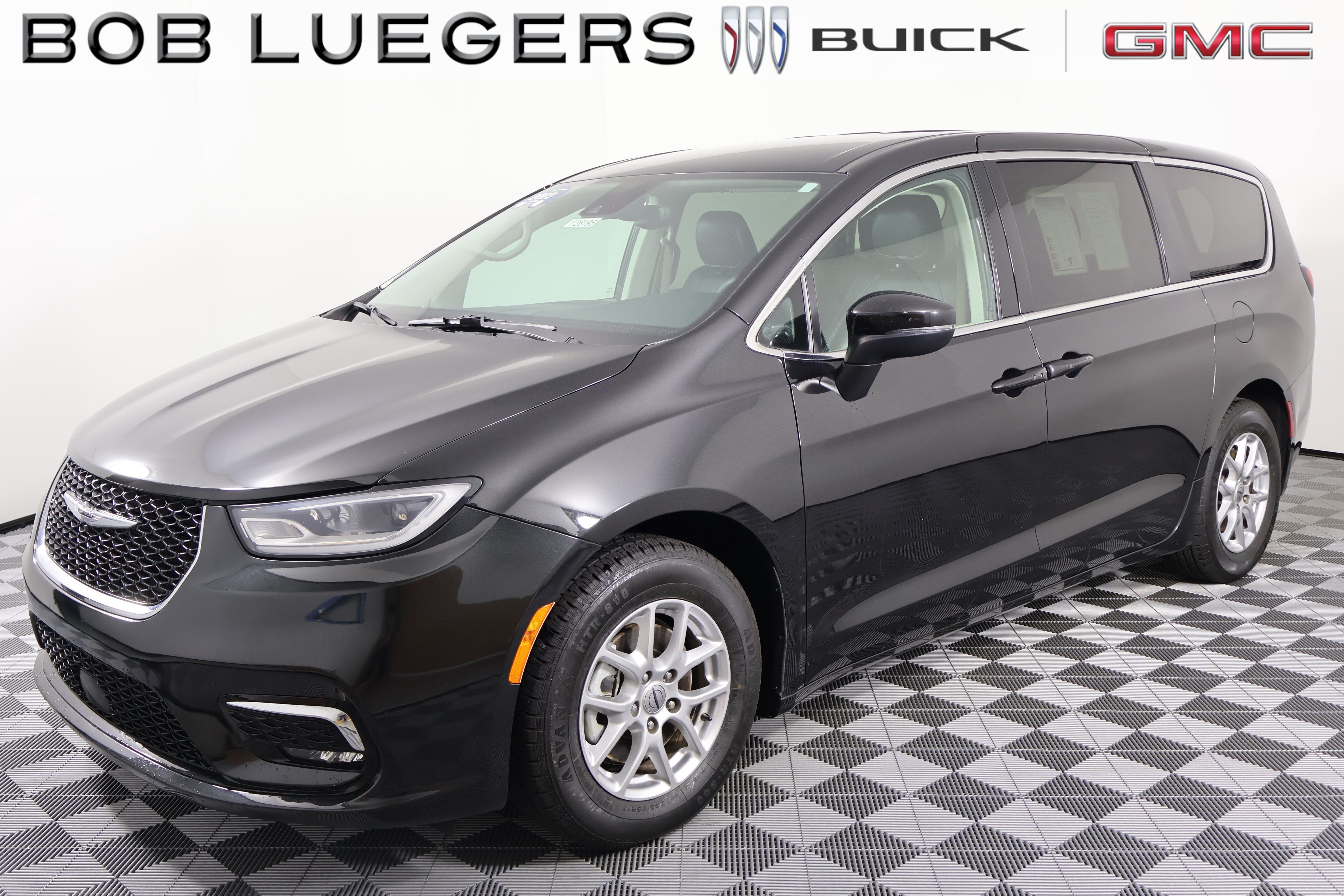 Used 2023 Chrysler Pacifica Touring-L FWD image 3