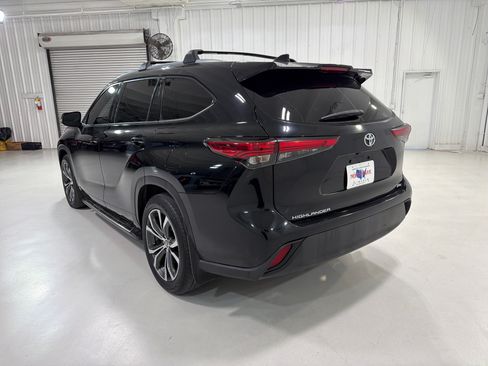 Used 2021 Toyota Highlander XLE FWD image 3