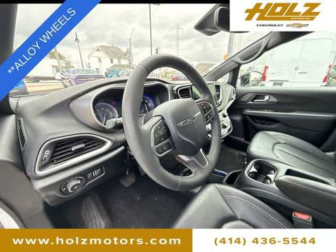 Used 2025 Chrysler Pacifica Select FWD image 10