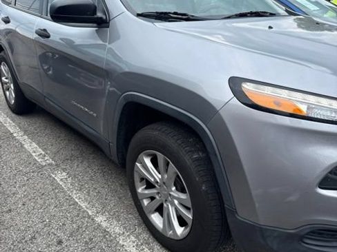 Used 2015 Jeep Cherokee Sport FWD image 2
