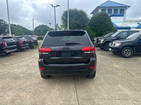 Used 2017 Jeep Grand Cherokee Altitude AWD/4WD image 6