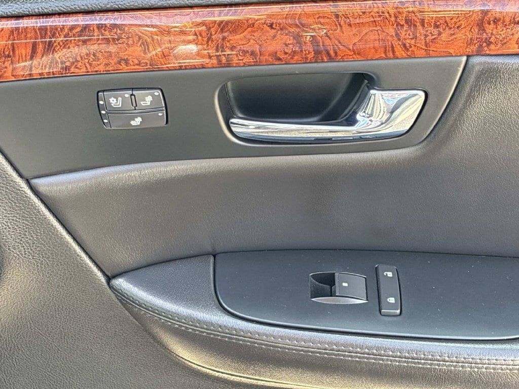 Used 2007 Cadillac DTS Luxury I w/ Sun And Navigation Package FWD image 10