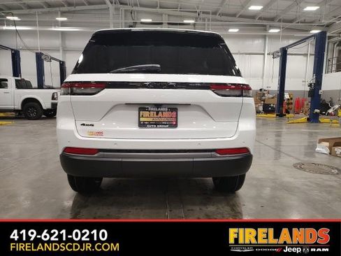 New 2026 Jeep Grand Cherokee Altitude image 4