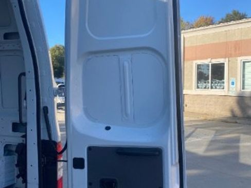 Used 2020 Nissan NV 2500 S image 11