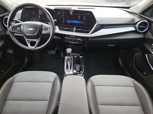 Used 2025 Chevrolet Trax LT w/ LT Convenience Package FWD image 19