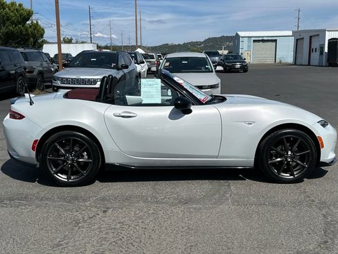 Used 2018 MAZDA MX-5 Miata Club w/ Appearance Package RWD image 4