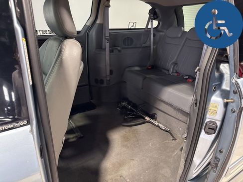 Used 2005 Chrysler Town & Country Touring w/ Leather Interior Group FWD image 27