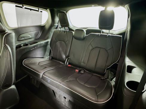 Used 2022 Chrysler Pacifica Limited w/ Uconnect Theater Family Group FWD image 29