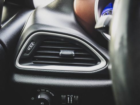 Used 2020 Chrysler Pacifica Touring-L image 11