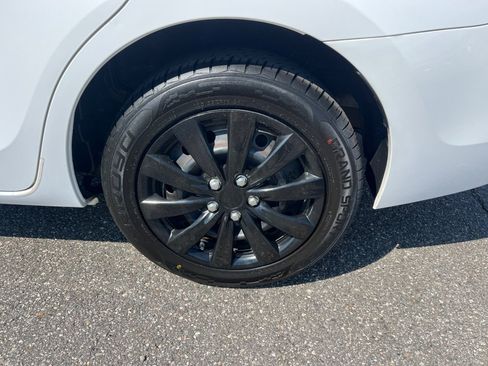 Used 2015 Toyota Corolla LE FWD image 21