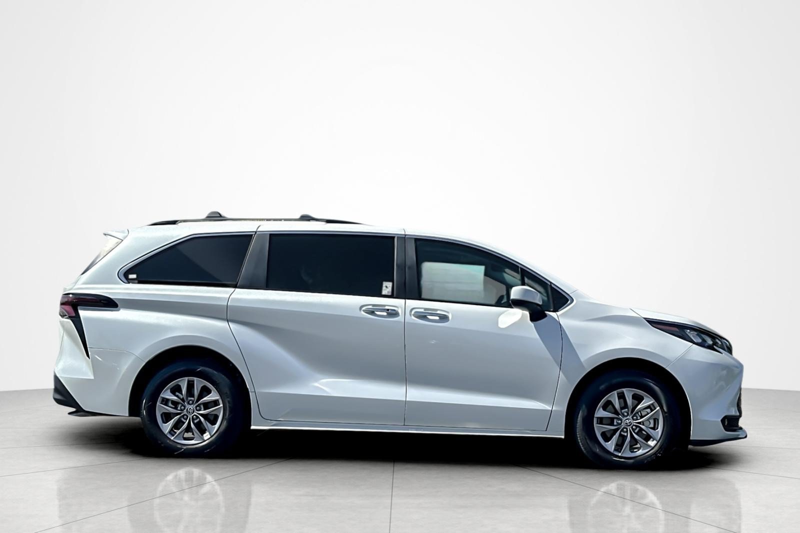 Certified 2026 Toyota Sienna XLE FWD image 6