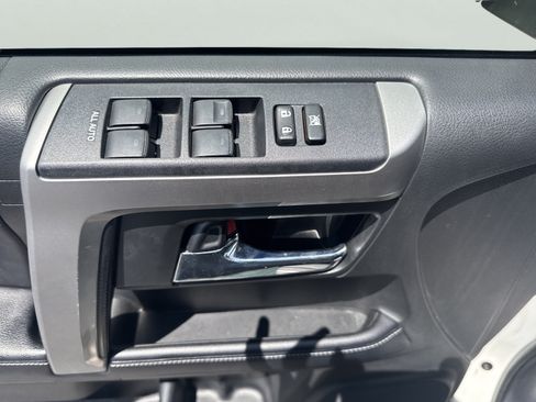 Used 2018 Toyota 4Runner SR5 AWD/4WD image 16
