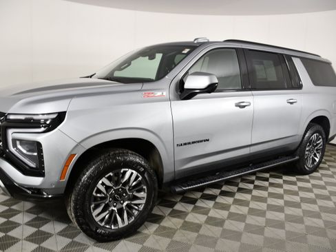 Used 2025 Chevrolet Suburban Z71 image 10