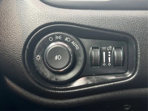 Used 2018 Jeep Renegade Latitude w/ Cold Weather Group AWD/4WD image 24