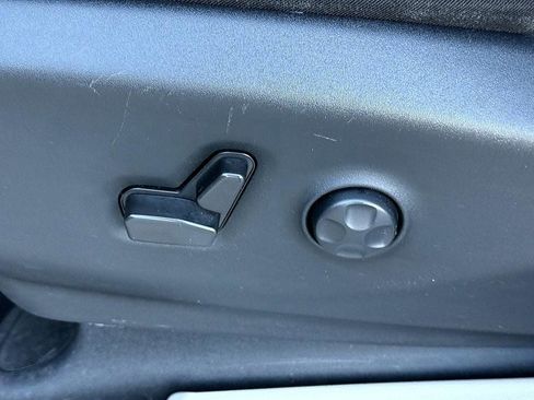 Used 2024 Chrysler Pacifica Touring-L image 14