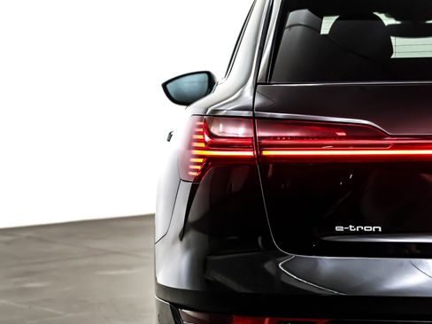 Used 2022 Audi e-tron Premium w/ Convenience Plus Package image 15