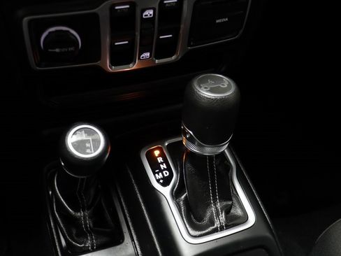 Used 2018 Jeep Wrangler Unlimited Sahara image 12