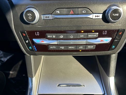 Used 2020 Ford Explorer Limited image 33