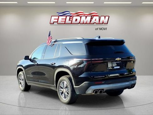 Used 2024 Chevrolet Traverse LT w/ Trailering Package FWD image 3