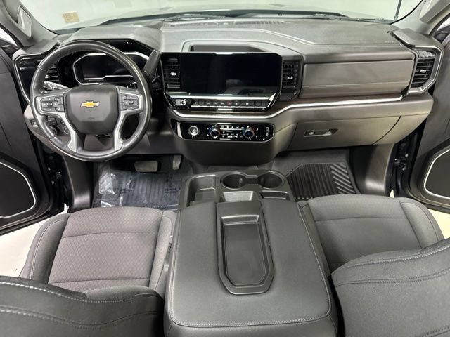 Used 2022 Chevrolet Silverado 1500 LT AWD/4WD image 2