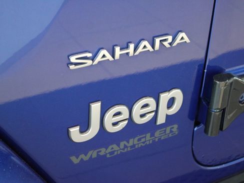 Used 2018 Jeep Wrangler Unlimited Sahara w/ LED Lighting Group AWD/4WD image 32