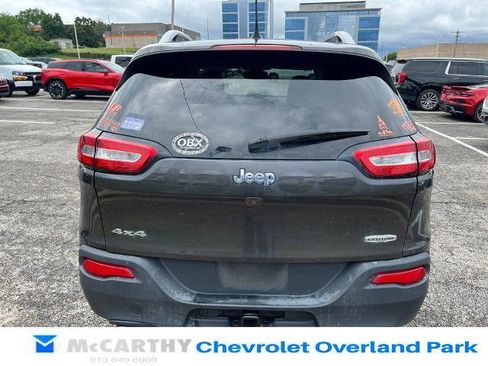 Used 2017 Jeep Cherokee Latitude w/ Cold Weather Group AWD/4WD image 4