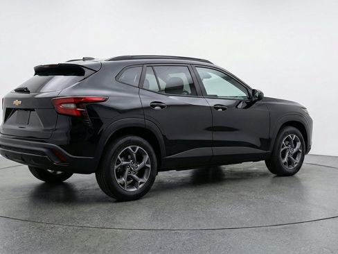 Used 2025 Chevrolet Trax LT FWD image 9