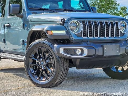 Used 2025 Jeep Wrangler Unlimited Sahara AWD/4WD image 4