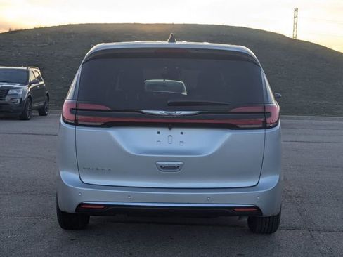 New 2026 Chrysler Pacifica Select image 4