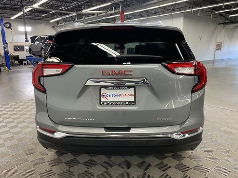 Used 2024 GMC Terrain SLT image 9