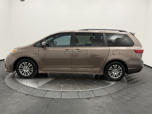 Used 2020 Toyota Sienna XLE FWD image 4
