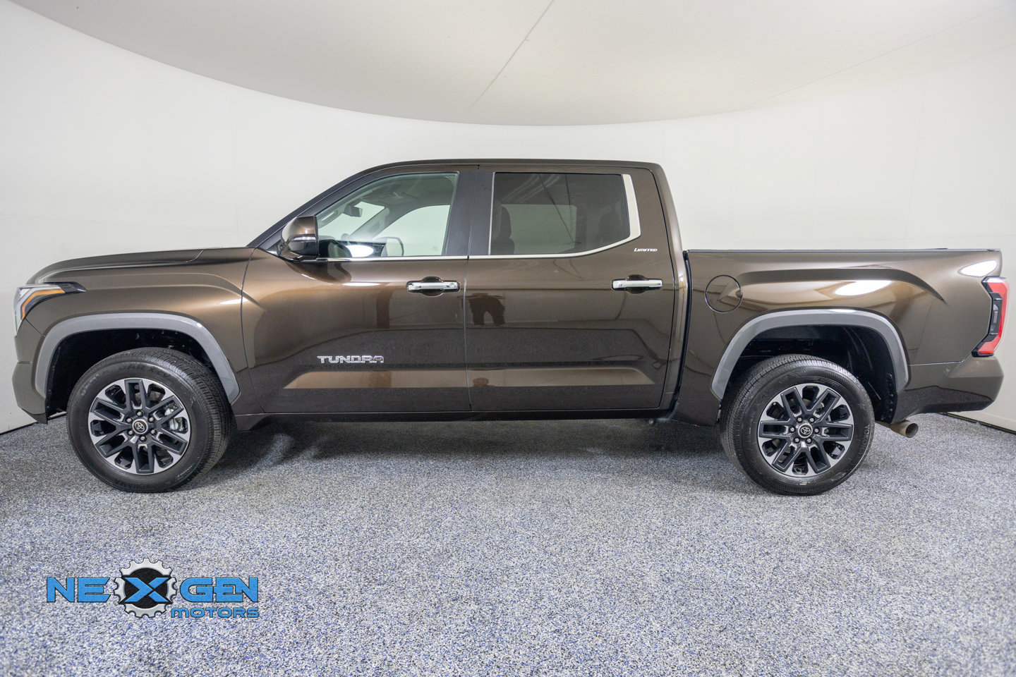 Used 2024 Toyota Tundra Limited AWD/4WD image 5
