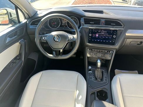 Used 2021 Volkswagen Tiguan SE w/ Panoramic Sunroof Package image 21