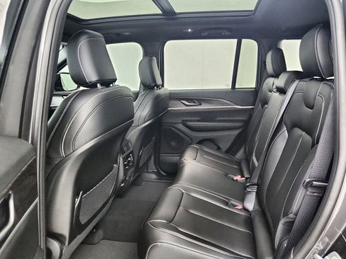 New 2025 Jeep Grand Cherokee Limited image 32