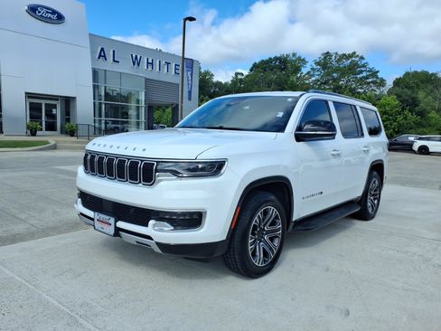 Used 2024 Jeep Wagoneer Series II w/ Flexible Seating Group RWD image 1