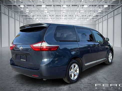 Used 2017 Toyota Sienna L image 5