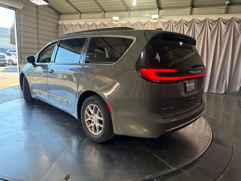 Used 2022 Chrysler Pacifica Touring-L FWD image 7